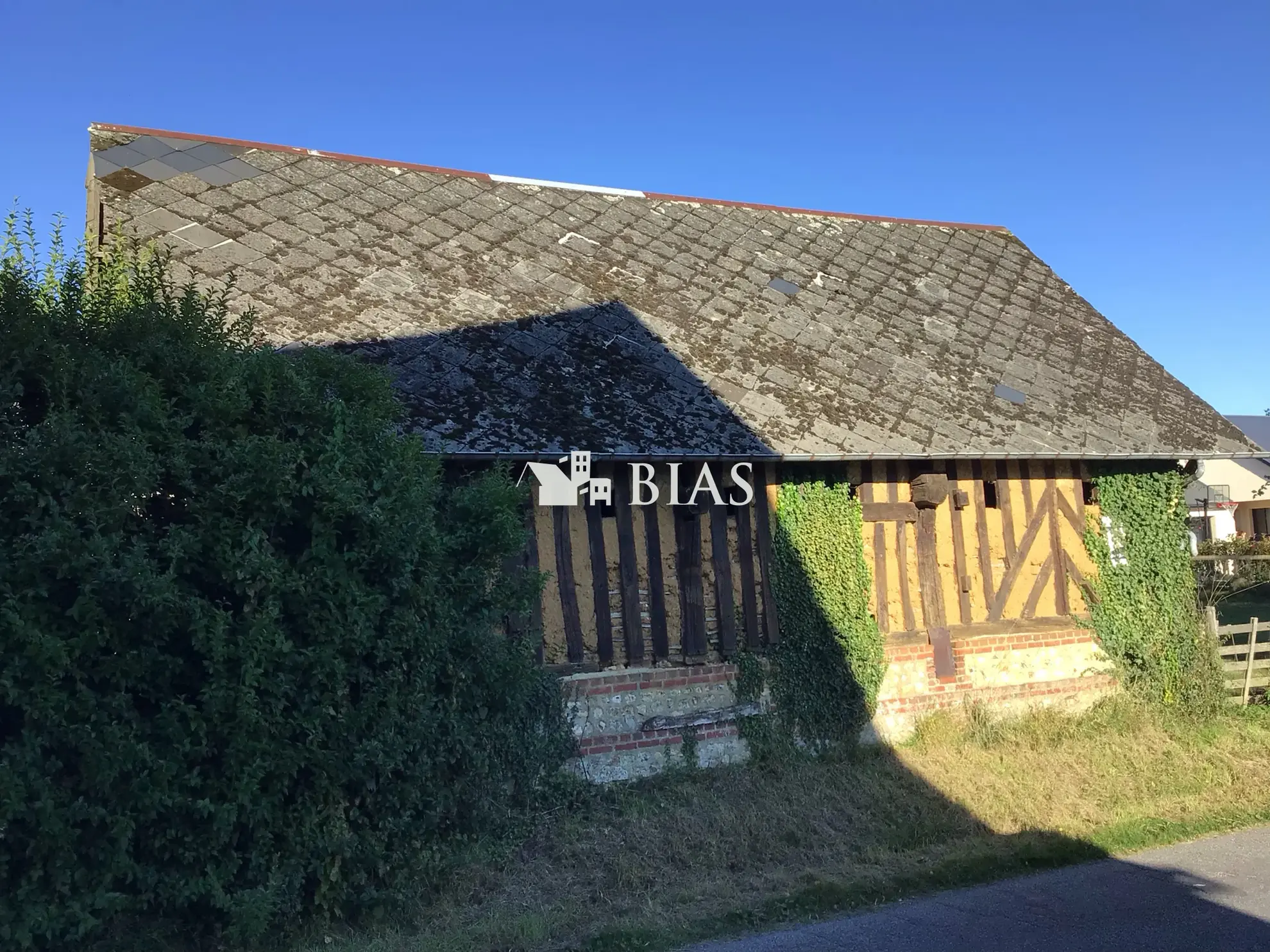 Terrain à bâtir de 941 m² à Épaignes avec bâtiment normand et réseaux en bordure 