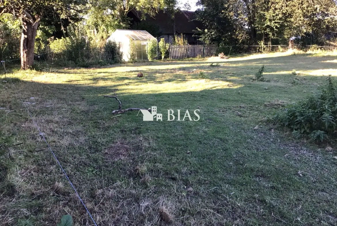 Terrain à bâtir de 941 m² à Épaignes avec bâtiment normand et réseaux en bordure 