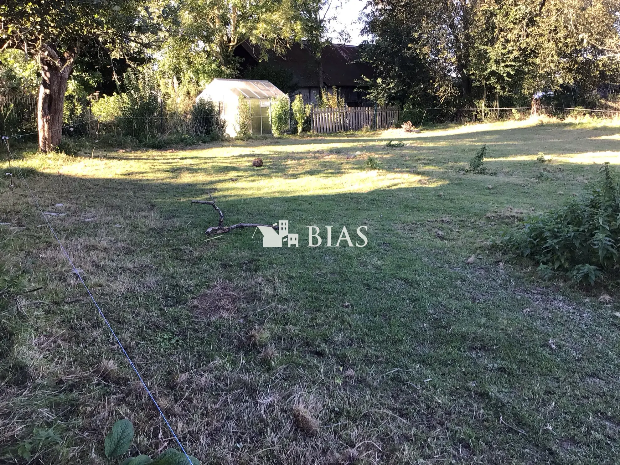 Terrain à bâtir de 941 m² à Épaignes avec bâtiment normand et réseaux en bordure 