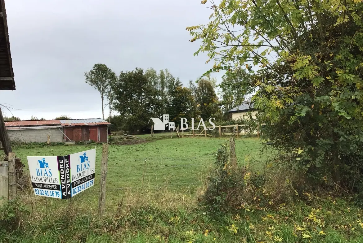 Terrain à bâtir de 941 m² à Épaignes avec bâtiment normand et réseaux en bordure 
