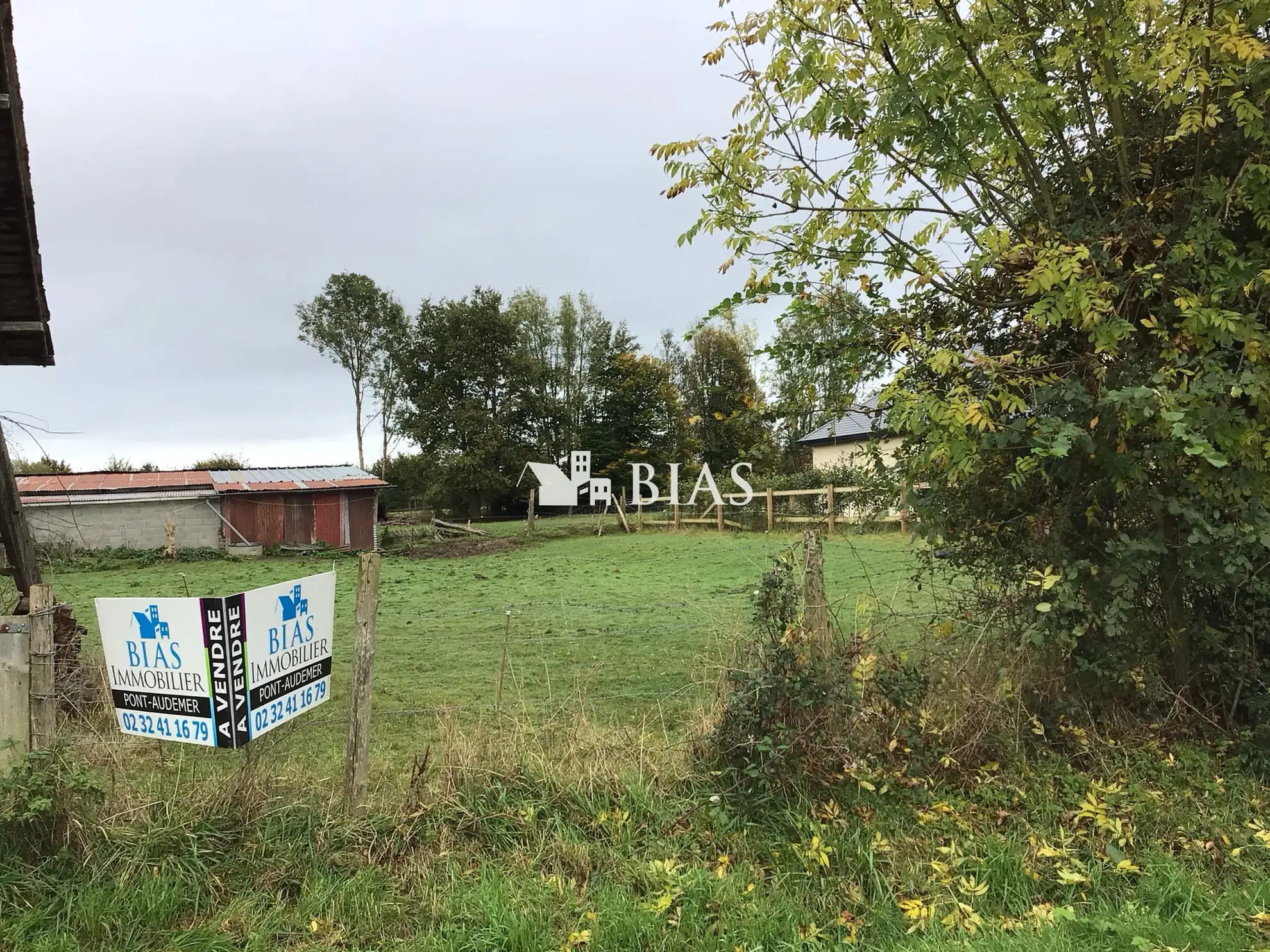 Terrain à bâtir de 941 m² à Épaignes avec bâtiment normand et réseaux en bordure 