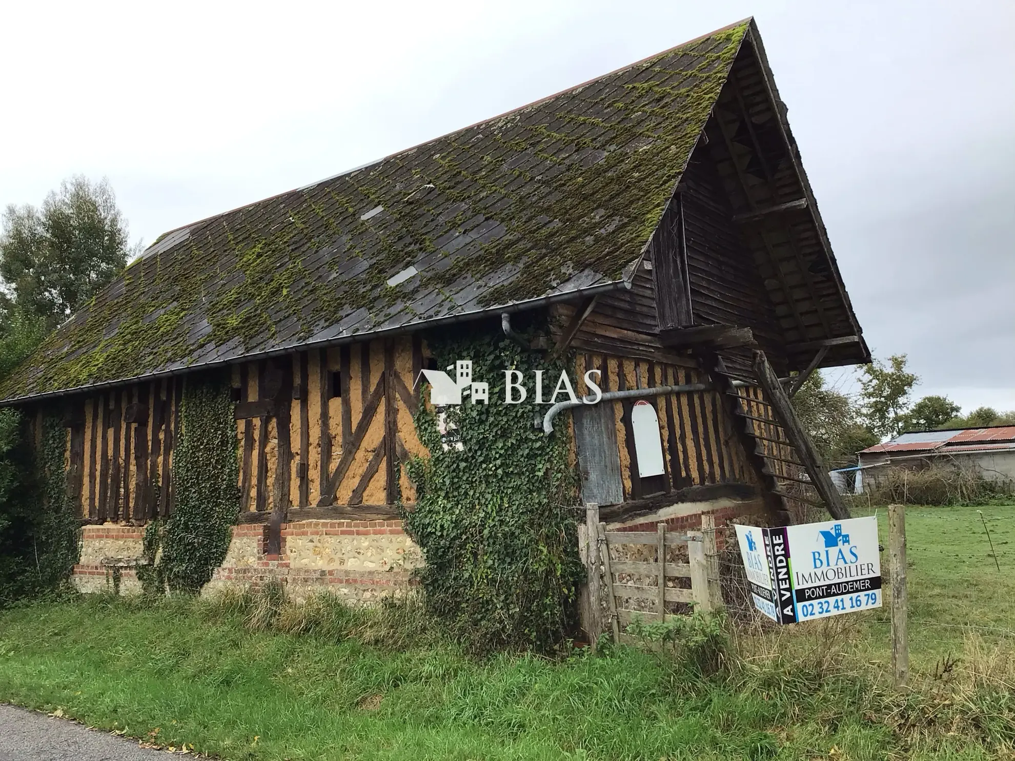 Terrain à bâtir de 941 m² à Épaignes avec bâtiment normand et réseaux en bordure 