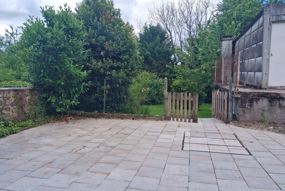 Maison individuelle à Lubersac avec jardin, terrasse et dépendance 