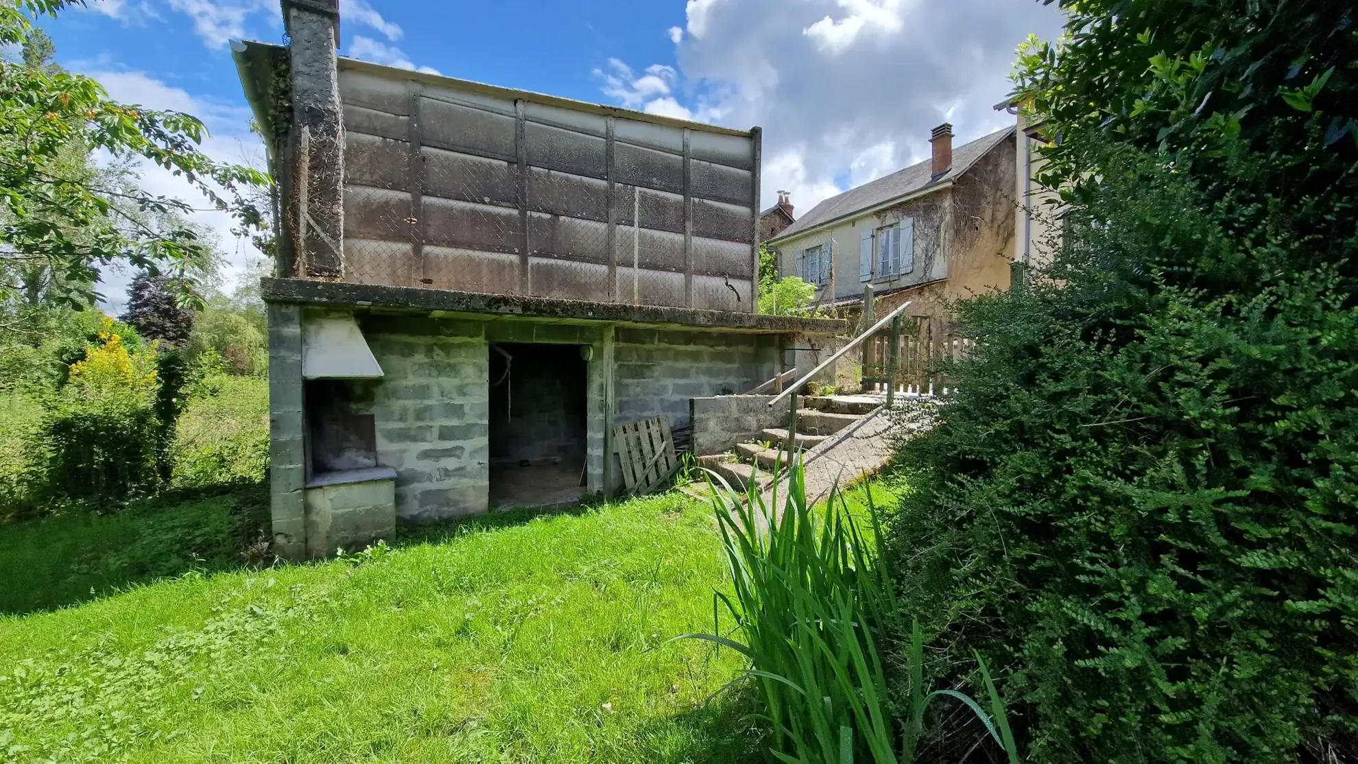 Maison individuelle à Lubersac avec jardin, terrasse et dépendance 