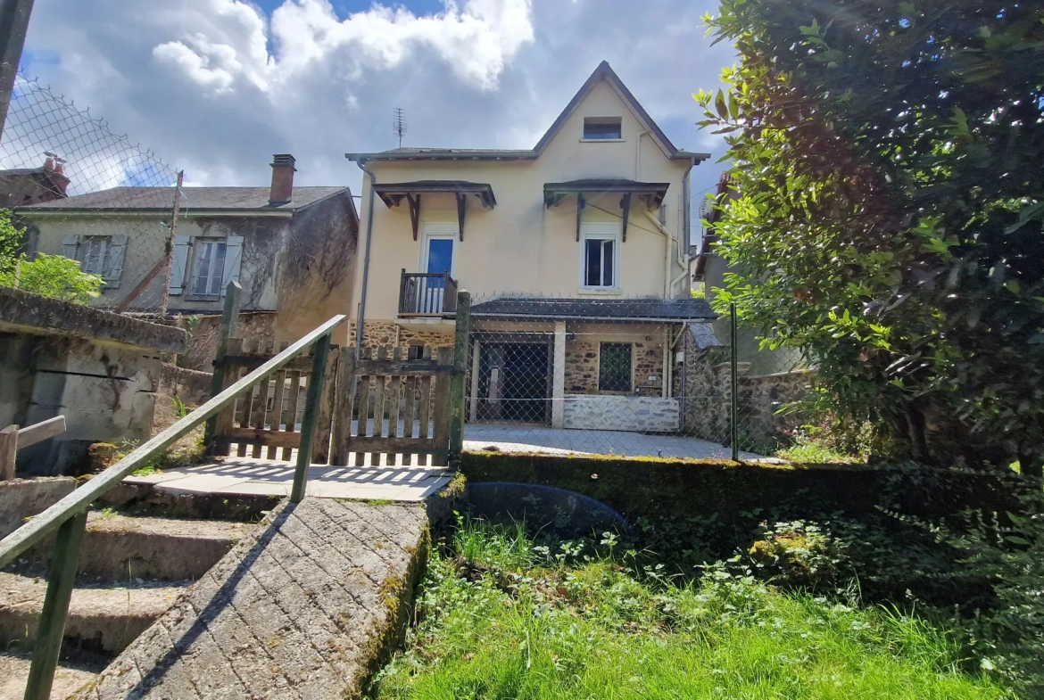 Maison individuelle à Lubersac avec jardin, terrasse et dépendance 