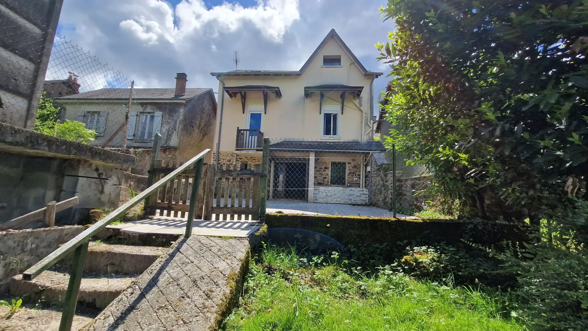 Maison individuelle à Lubersac avec jardin, terrasse et dépendance 