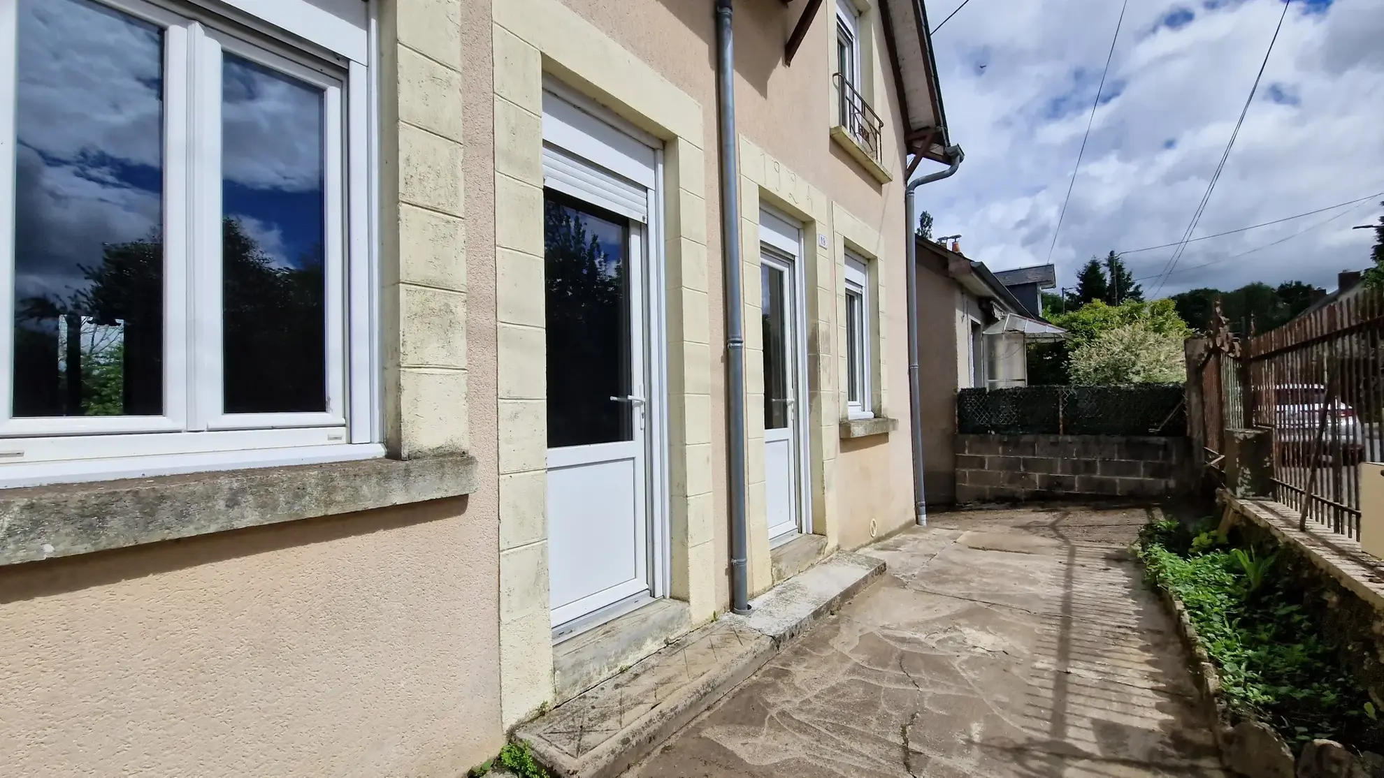 Maison individuelle à Lubersac avec jardin, terrasse et dépendance 