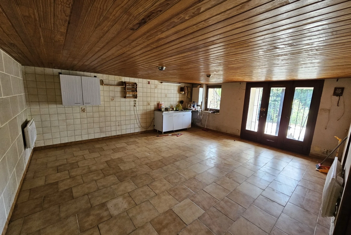 Maison individuelle à Lubersac avec jardin, terrasse et dépendance 