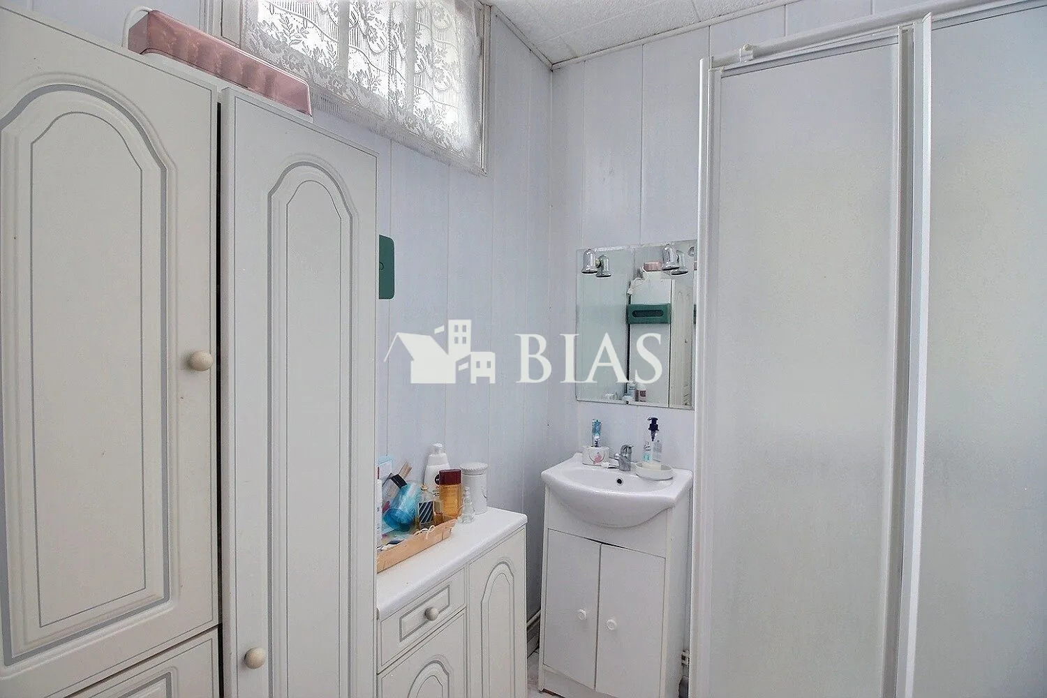 Maison à vendre à Saint-Pierre-lès-Elbeuf avec 3 chambres, dépendance et garage 