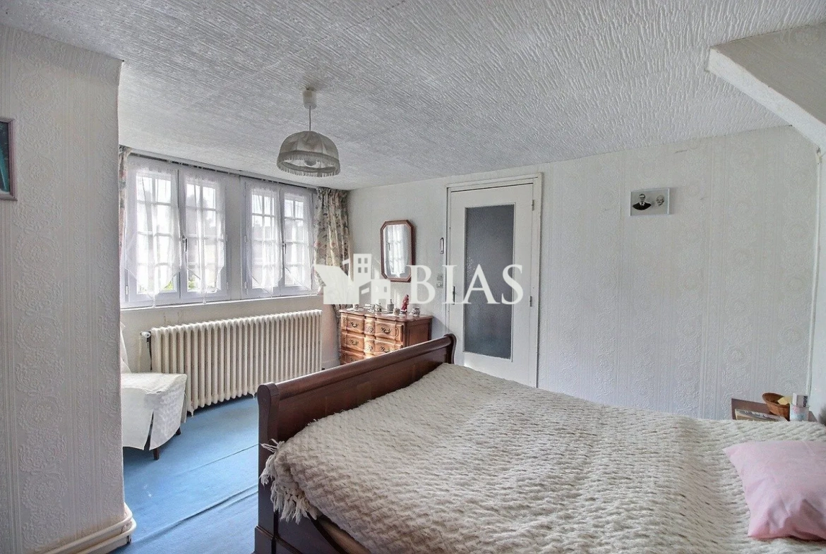 Maison à vendre à Saint-Pierre-lès-Elbeuf avec 3 chambres, dépendance et garage 