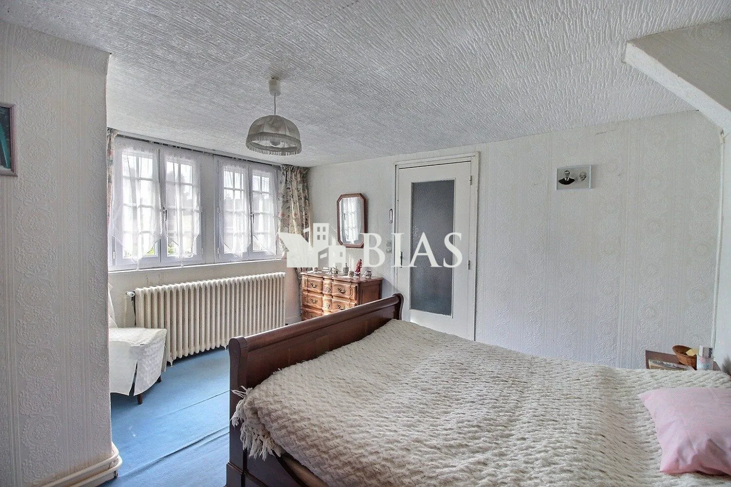 Maison à vendre à Saint-Pierre-lès-Elbeuf avec 3 chambres, dépendance et garage 