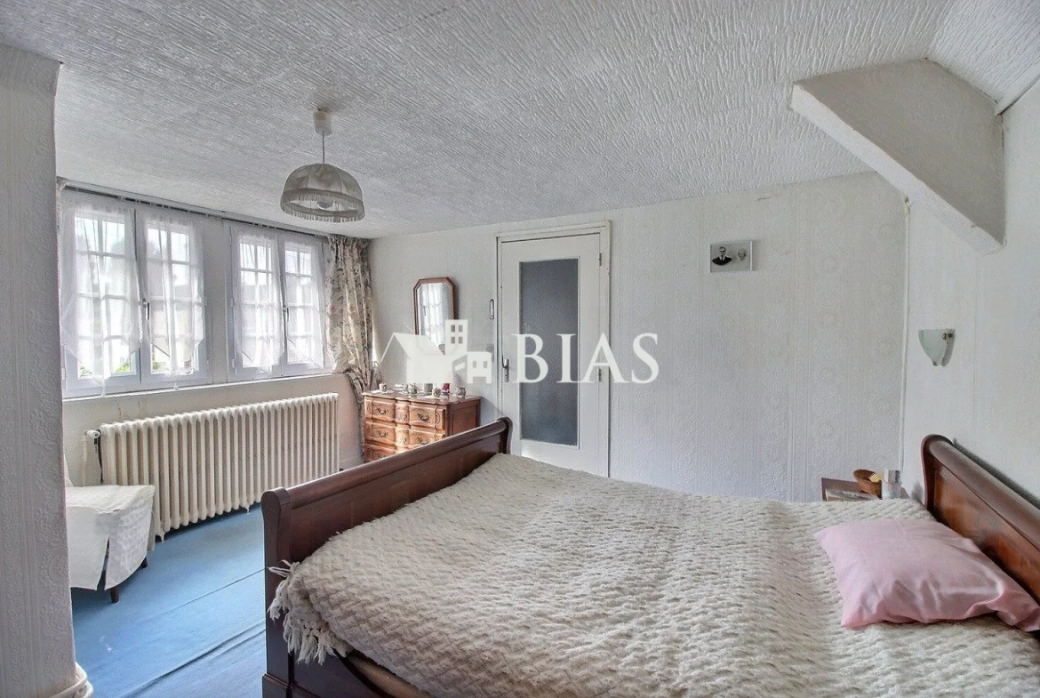 Maison à vendre à Saint-Pierre-lès-Elbeuf avec 3 chambres, dépendance et garage 