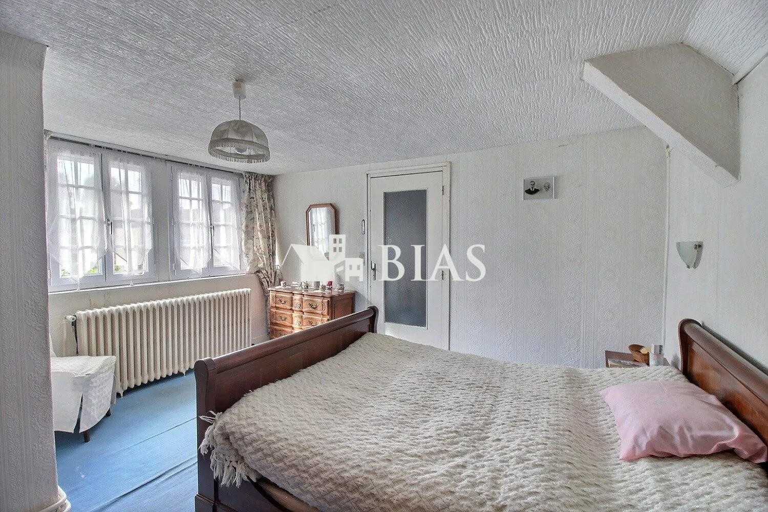 Maison à vendre à Saint-Pierre-lès-Elbeuf avec 3 chambres, dépendance et garage 