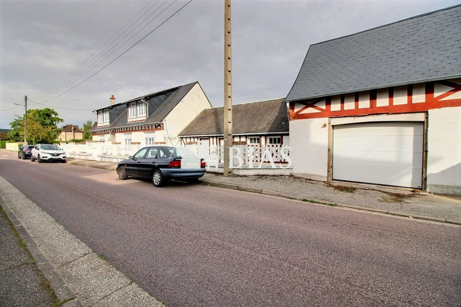 Maison à vendre à Saint-Pierre-lès-Elbeuf avec 3 chambres, dépendance et garage 