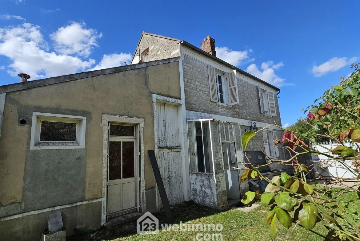 Maison en pierre à rénover avec dépendances et terrain à Milly-la-Forêt 