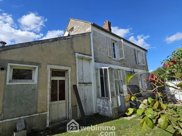 Maison en pierre à rénover avec dépendances et terrain à Milly-la-Forêt