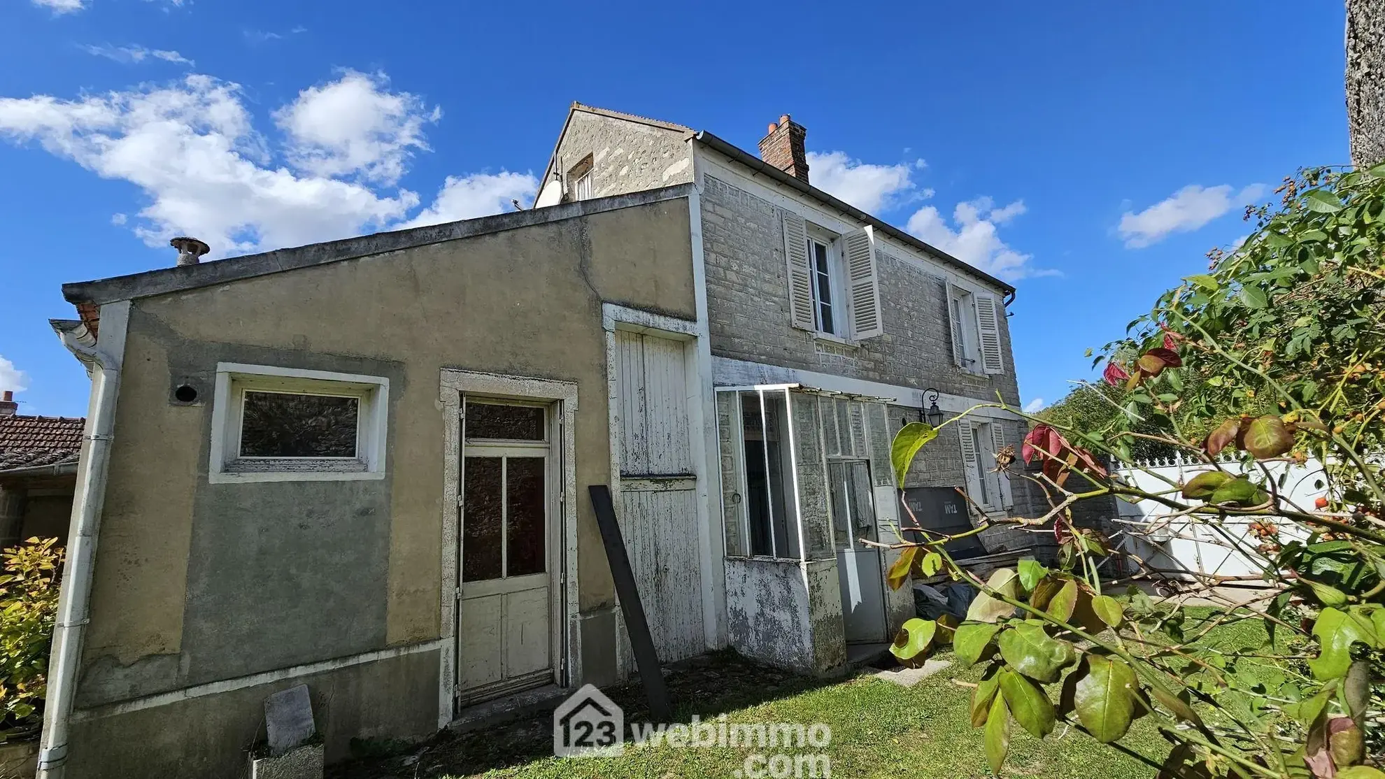 Maison en pierre à rénover avec dépendances et terrain à Milly-la-Forêt 