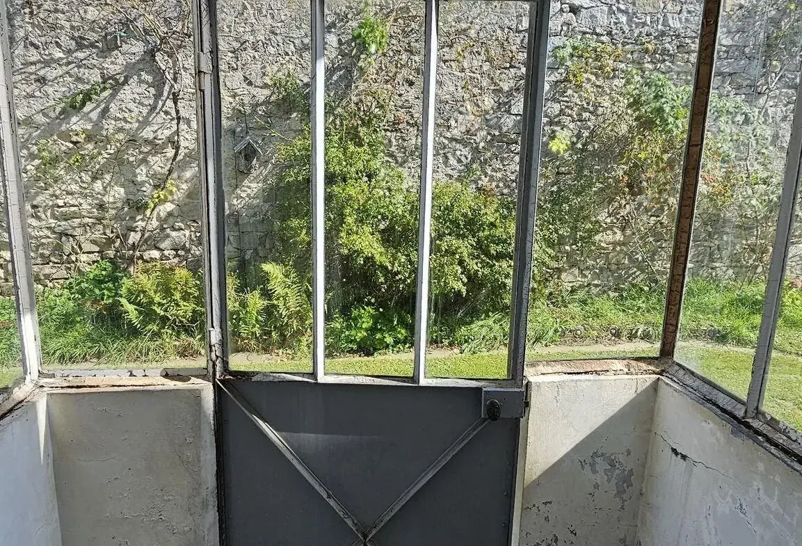 Maison en pierre à rénover avec dépendances et terrain à Milly-la-Forêt 