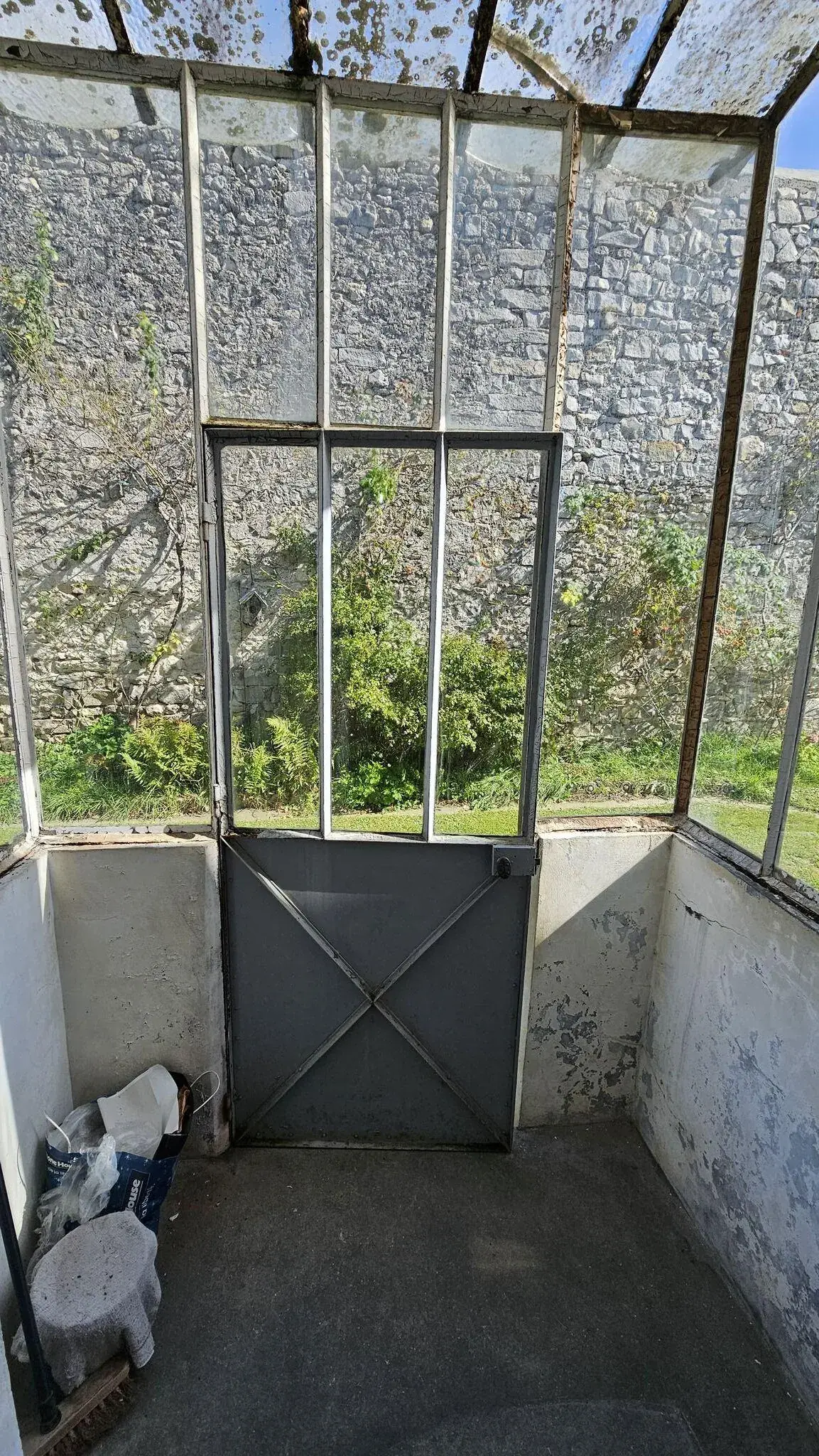 Maison en pierre à rénover avec dépendances et terrain à Milly-la-Forêt 