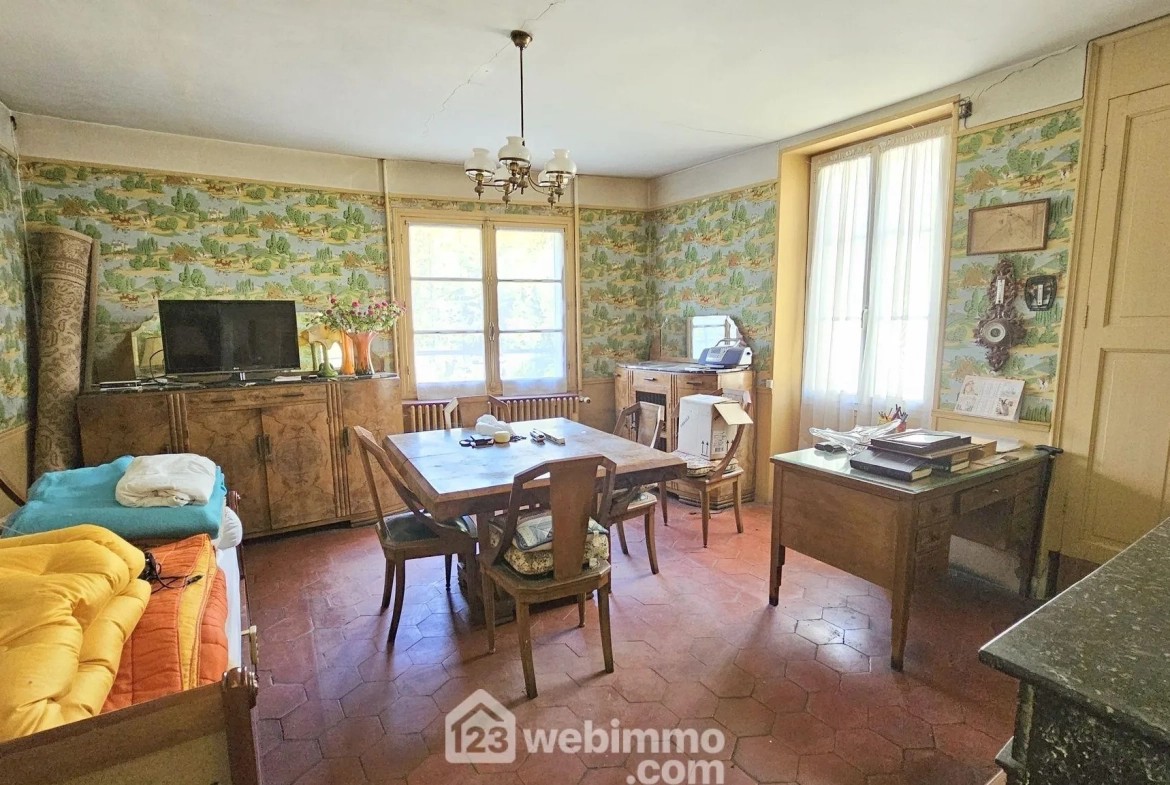 Maison en pierre à rénover avec dépendances et terrain à Milly-la-Forêt 