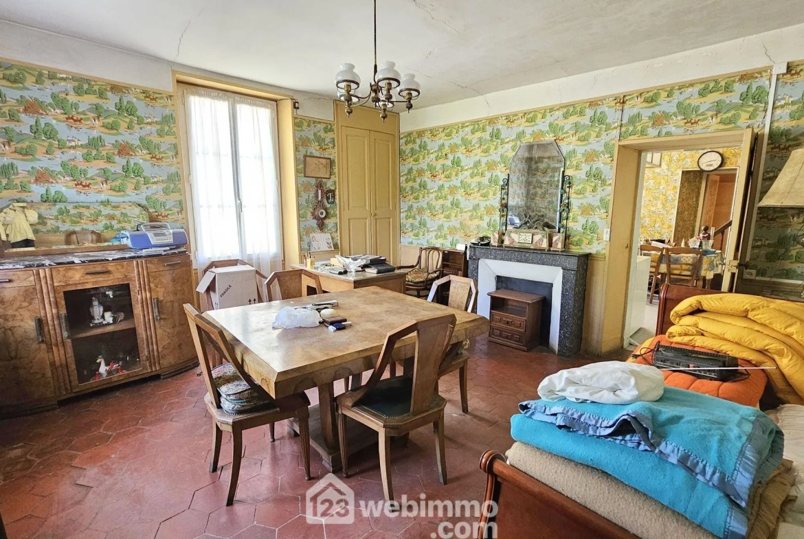 Maison en pierre à rénover avec dépendances et terrain à Milly-la-Forêt 