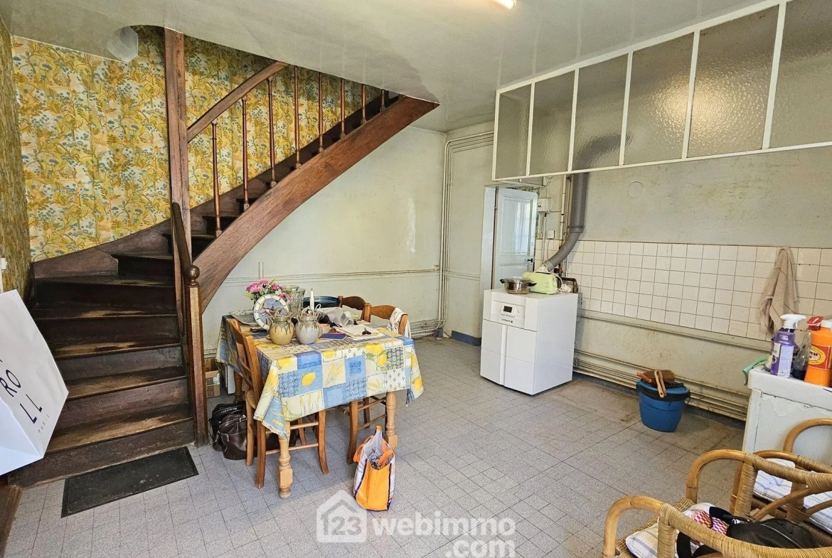 Maison en pierre à rénover avec dépendances et terrain à Milly-la-Forêt 