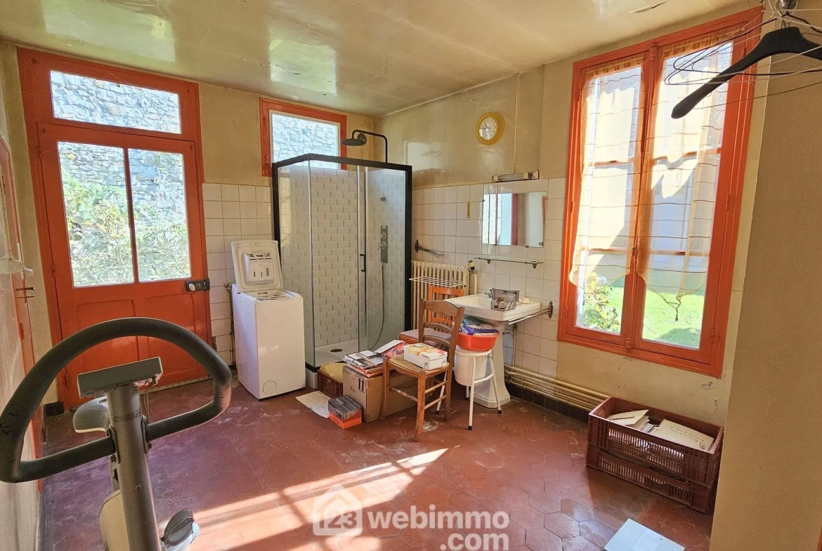 Maison en pierre à rénover avec dépendances et terrain à Milly-la-Forêt 