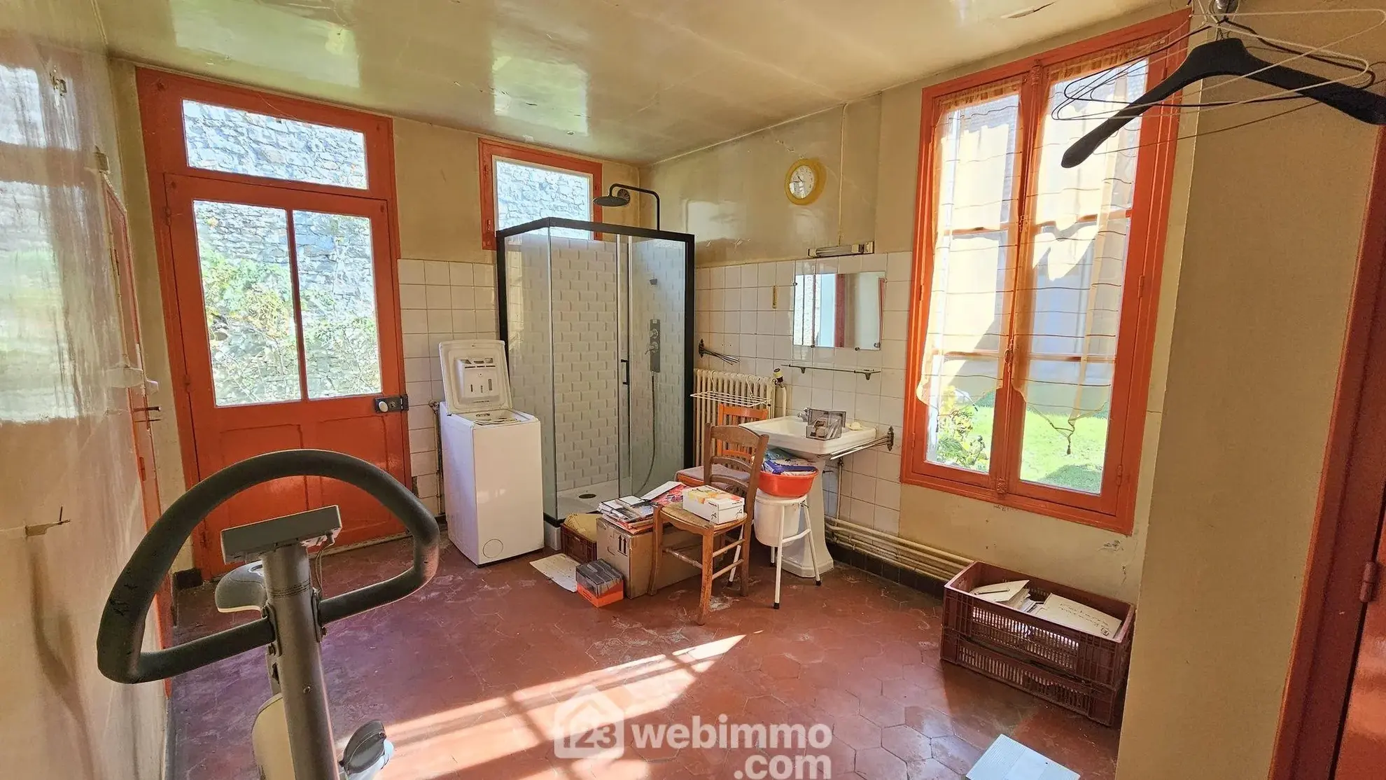Maison en pierre à rénover avec dépendances et terrain à Milly-la-Forêt 