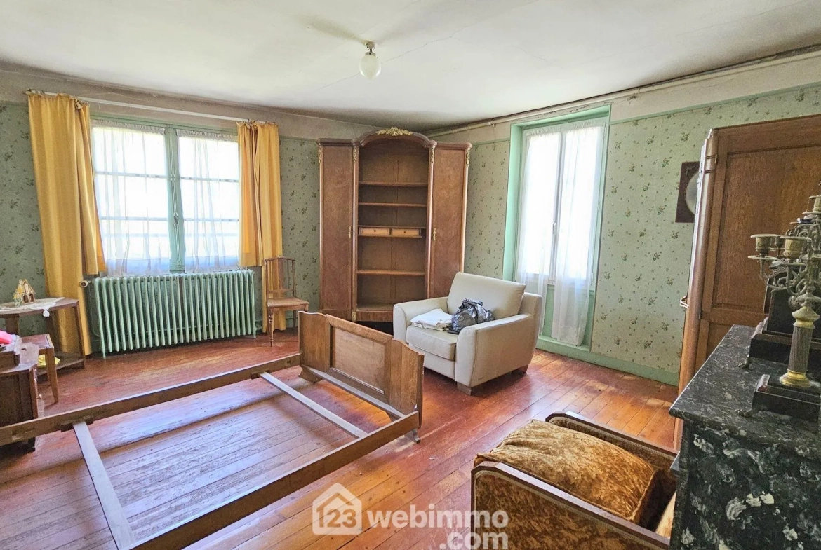 Maison en pierre à rénover avec dépendances et terrain à Milly-la-Forêt 