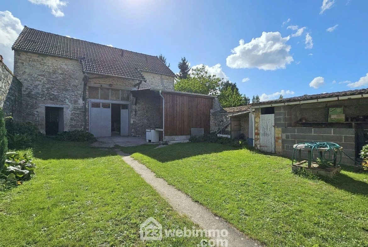 Maison en pierre à rénover avec dépendances et terrain à Milly-la-Forêt 