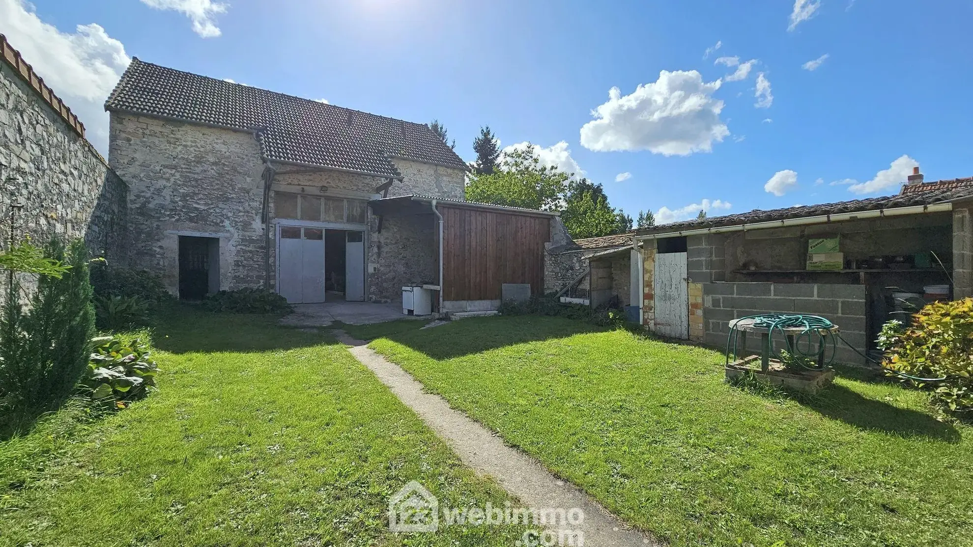Maison en pierre à rénover avec dépendances et terrain à Milly-la-Forêt 