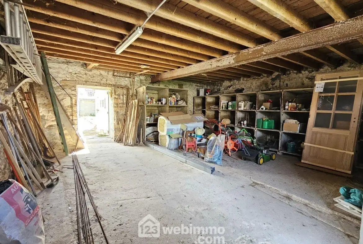 Maison en pierre à rénover avec dépendances et terrain à Milly-la-Forêt 