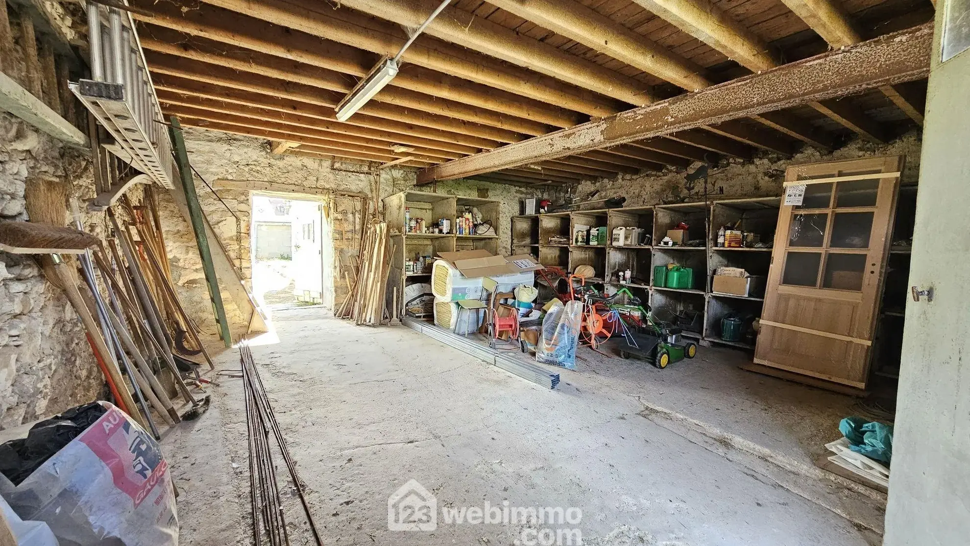 Maison en pierre à rénover avec dépendances et terrain à Milly-la-Forêt 