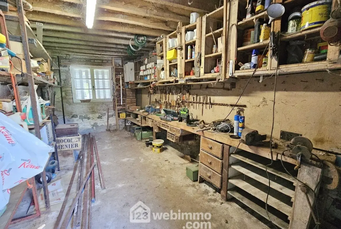 Maison en pierre à rénover avec dépendances et terrain à Milly-la-Forêt 