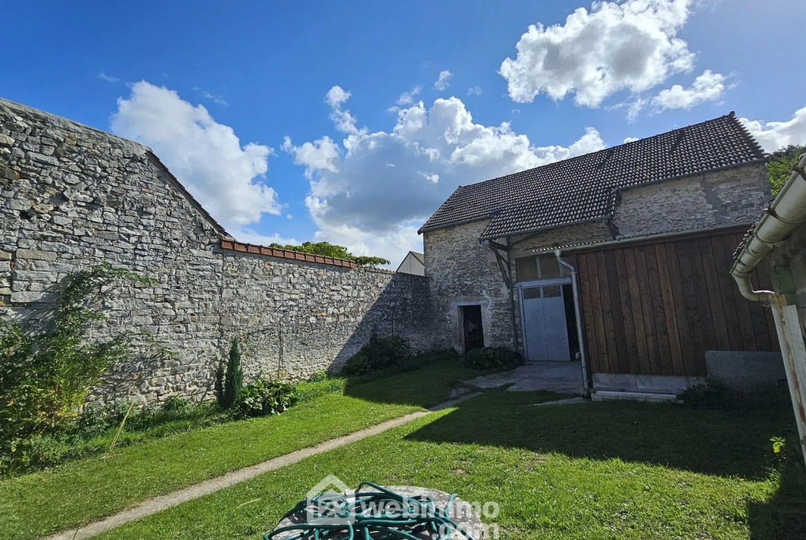 Maison en pierre à rénover avec dépendances et terrain à Milly-la-Forêt 