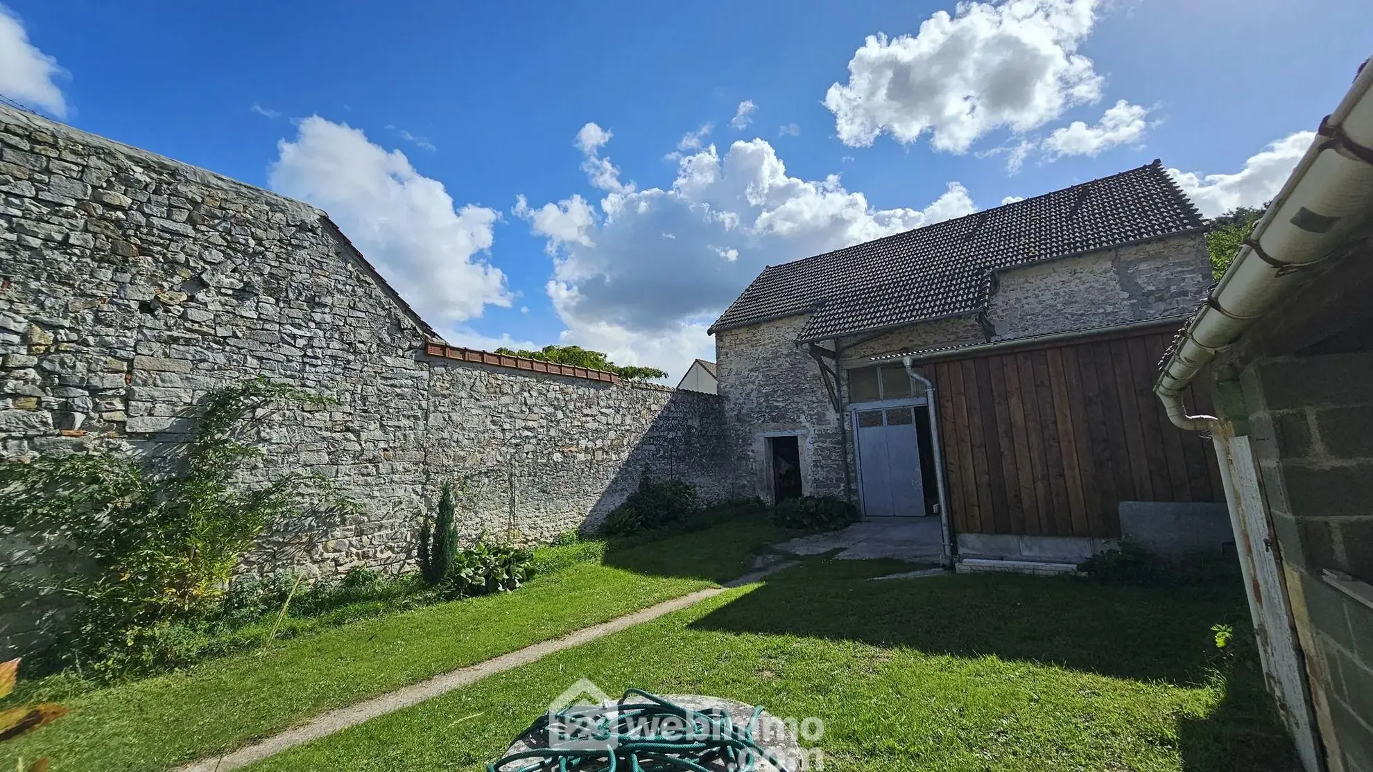 Maison en pierre à rénover avec dépendances et terrain à Milly-la-Forêt 