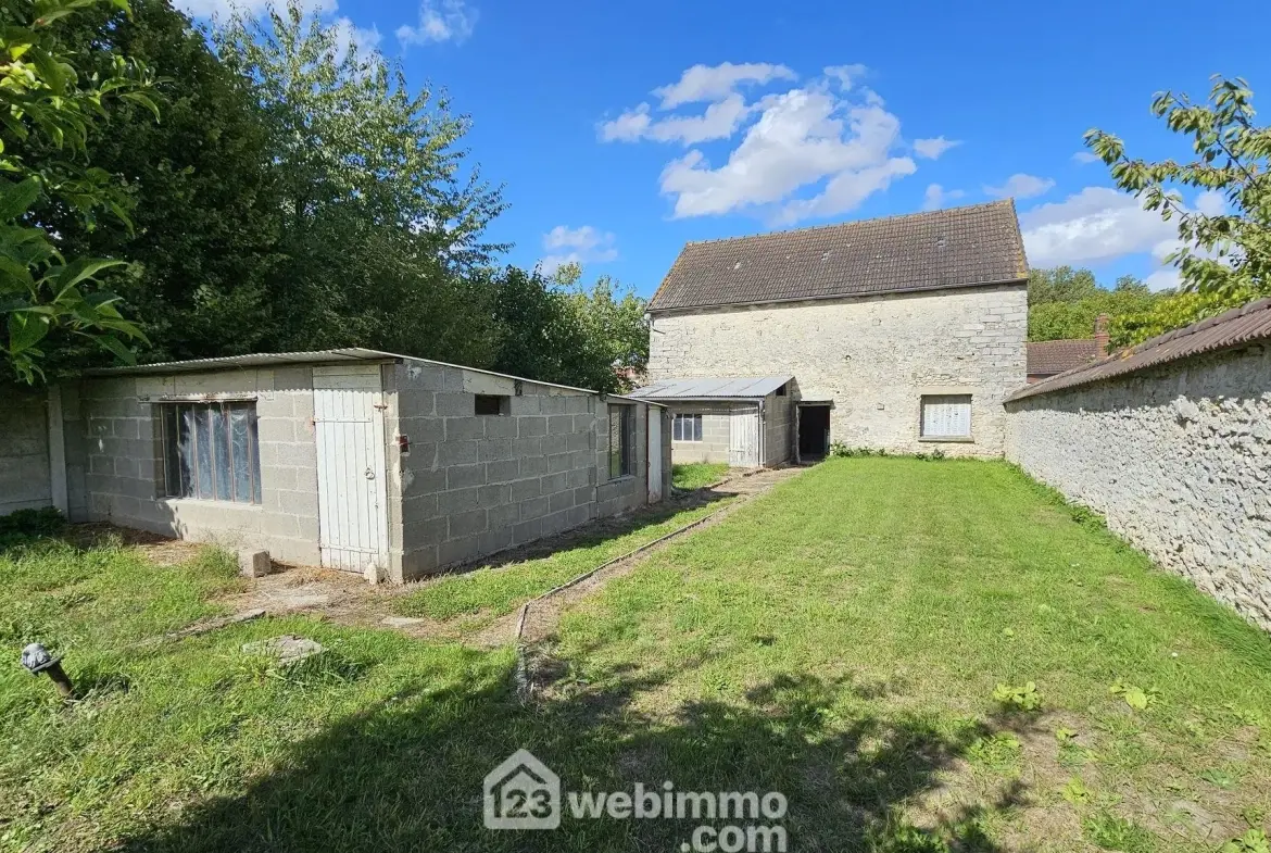 Maison en pierre à rénover avec dépendances et terrain à Milly-la-Forêt 
