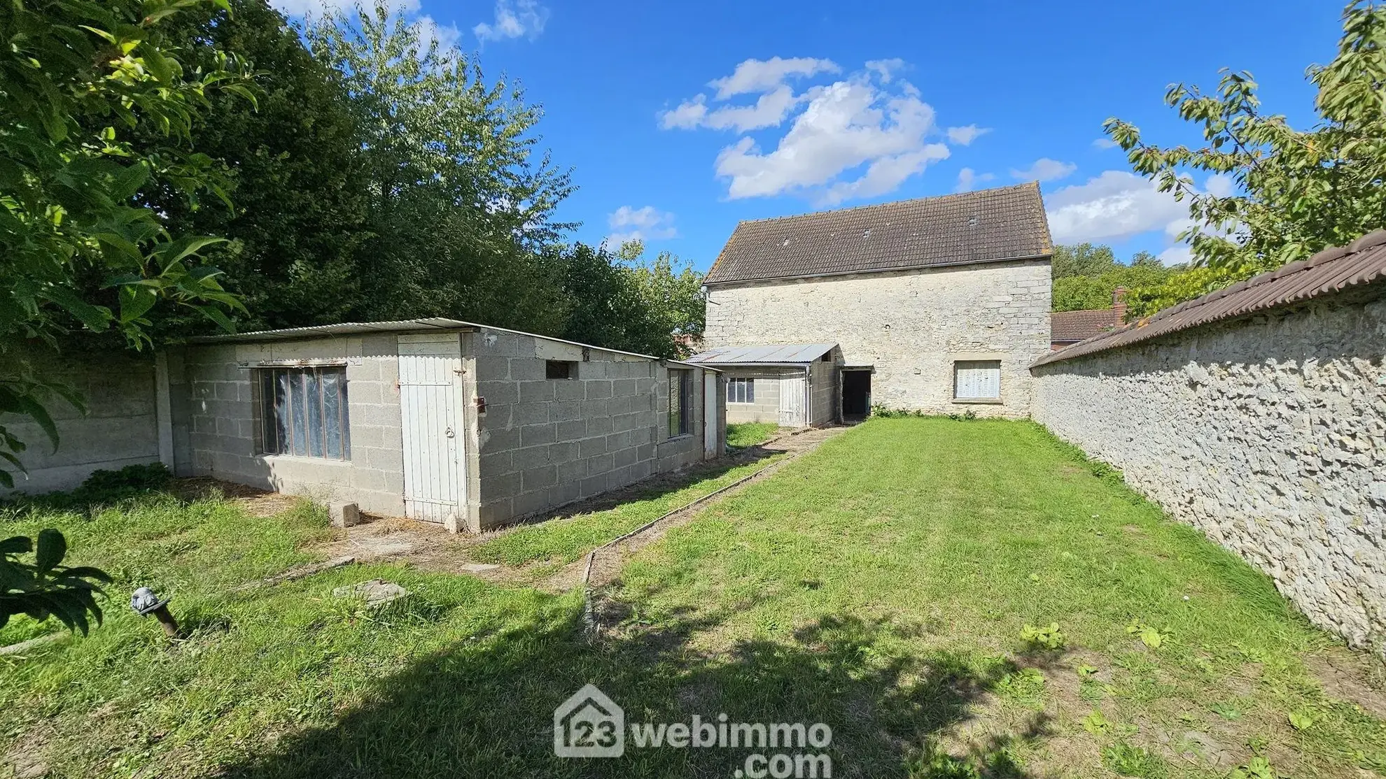 Maison en pierre à rénover avec dépendances et terrain à Milly-la-Forêt 