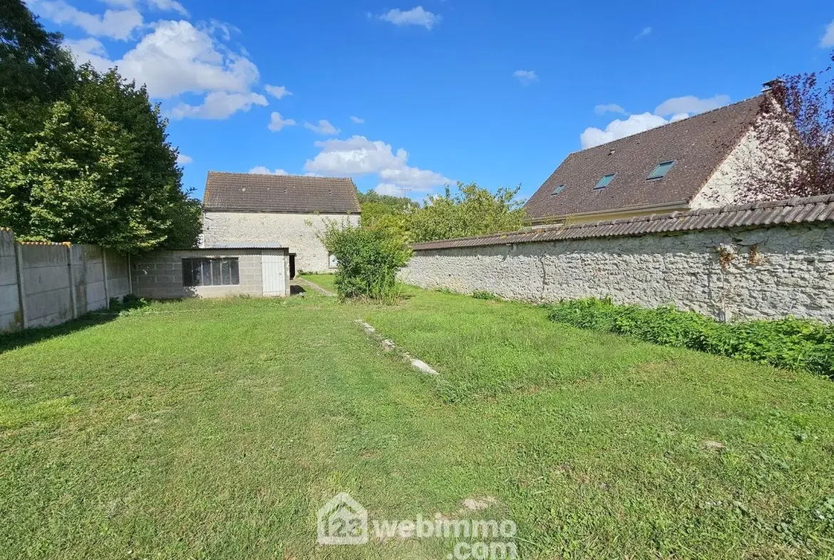 Maison en pierre à rénover avec dépendances et terrain à Milly-la-Forêt 