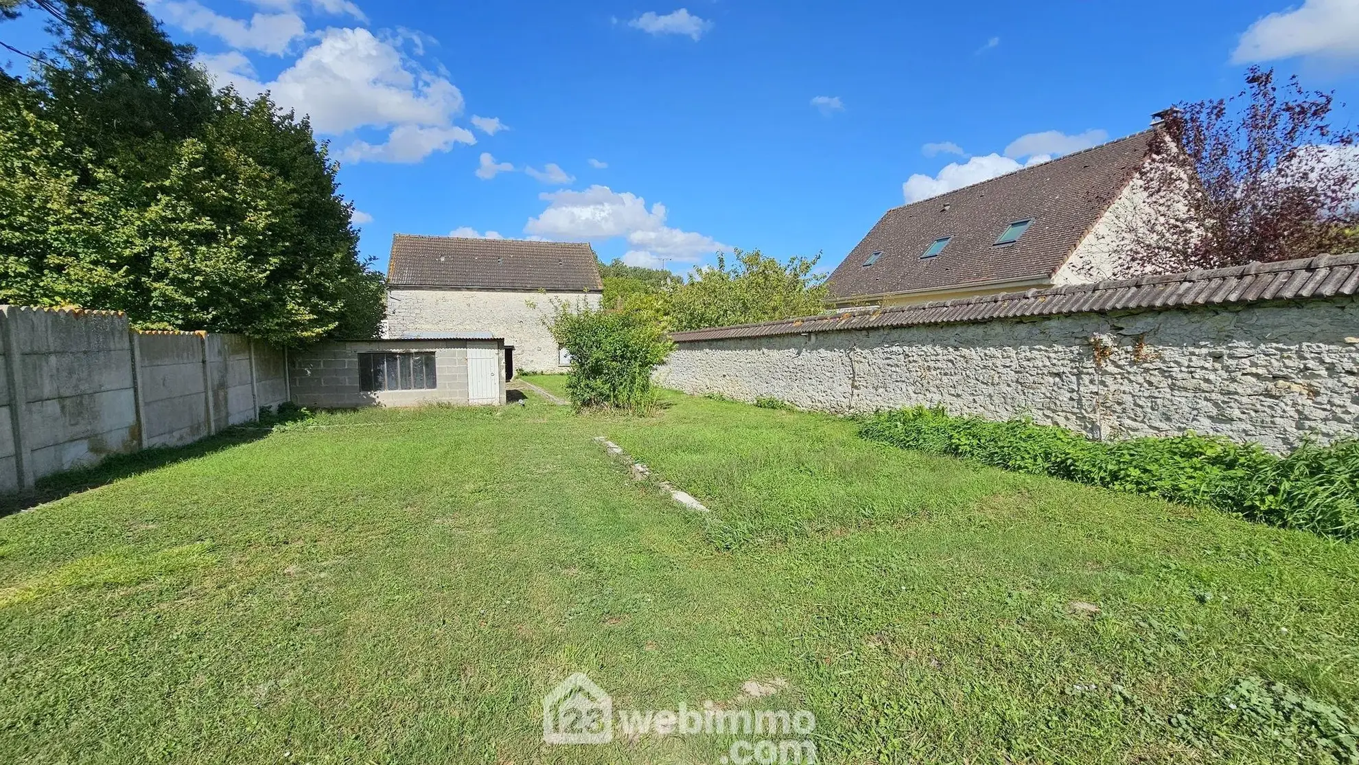 Maison en pierre à rénover avec dépendances et terrain à Milly-la-Forêt 