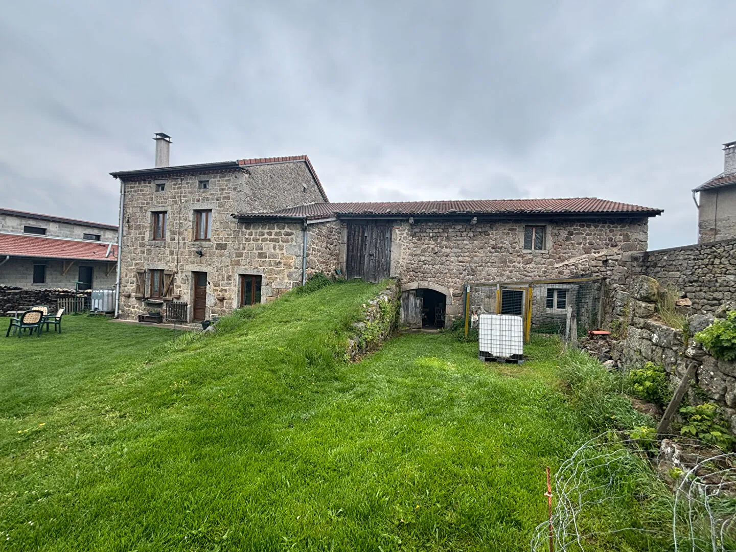 Ferme en pierre à rénover près de Saint Romain Lachalme avec dépendances et grand terrain 