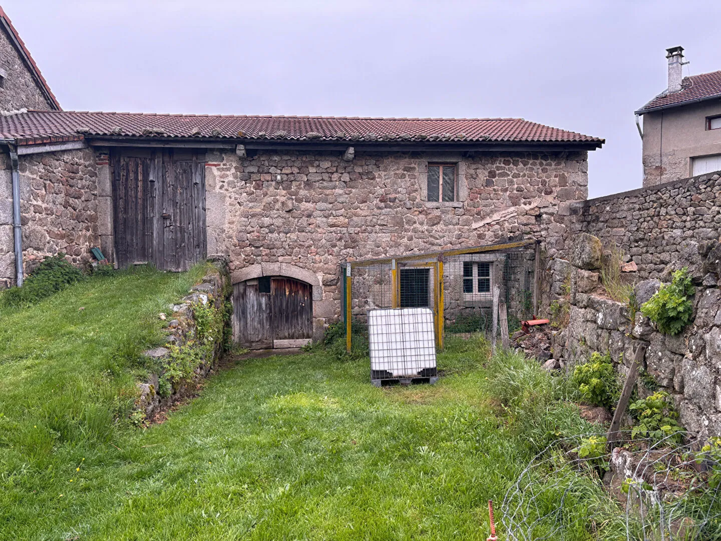 Ferme en pierre à rénover près de Saint Romain Lachalme avec dépendances et grand terrain 