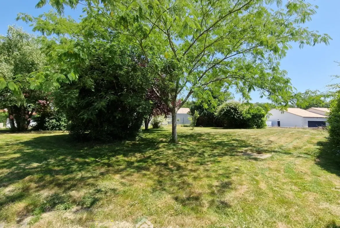 Terrain à bâtir de 583 m² à Beaulieu-Sous-la-Roche, proche école 