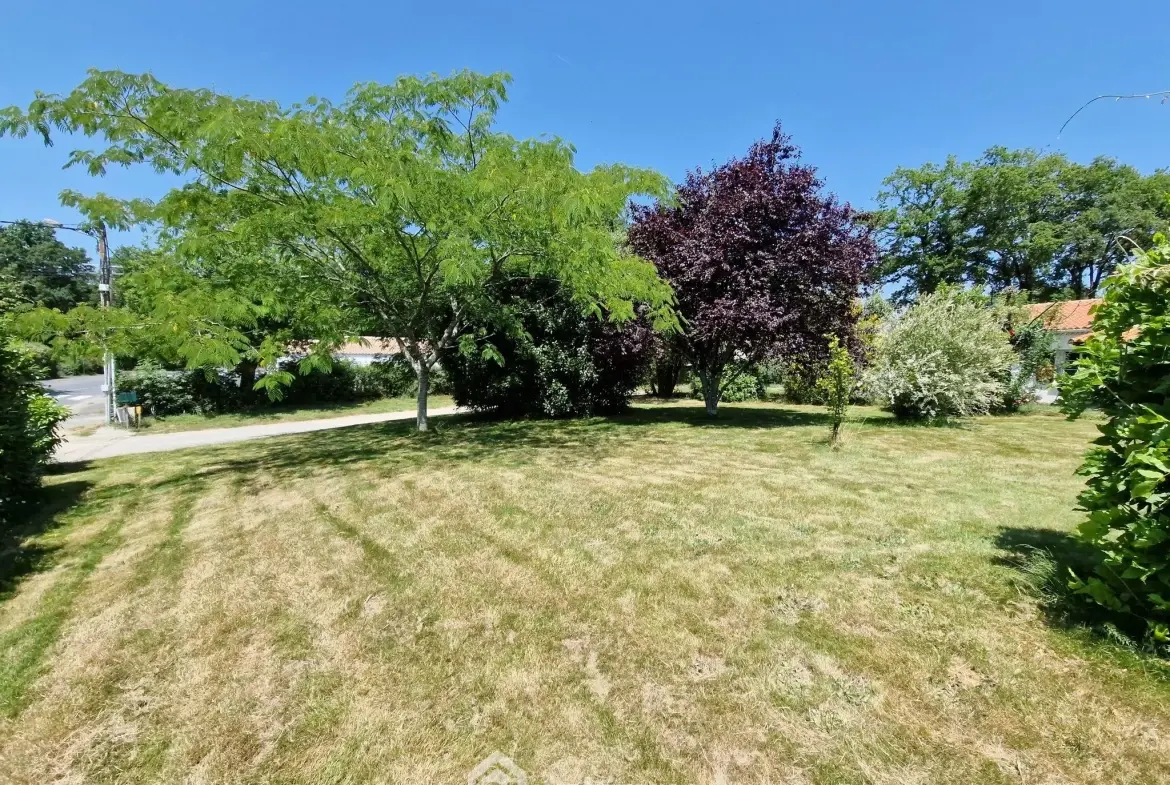 Terrain à bâtir de 583 m² à Beaulieu-Sous-la-Roche, proche école 