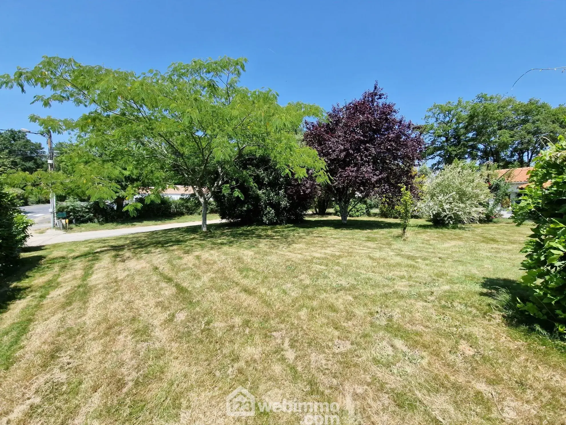 Terrain à bâtir de 583 m² à Beaulieu-Sous-la-Roche, proche école 