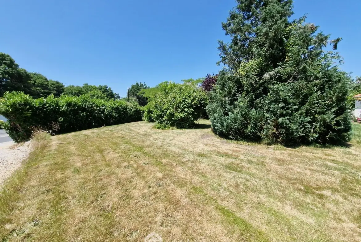 Terrain à bâtir de 583 m² à Beaulieu-Sous-la-Roche, proche école 