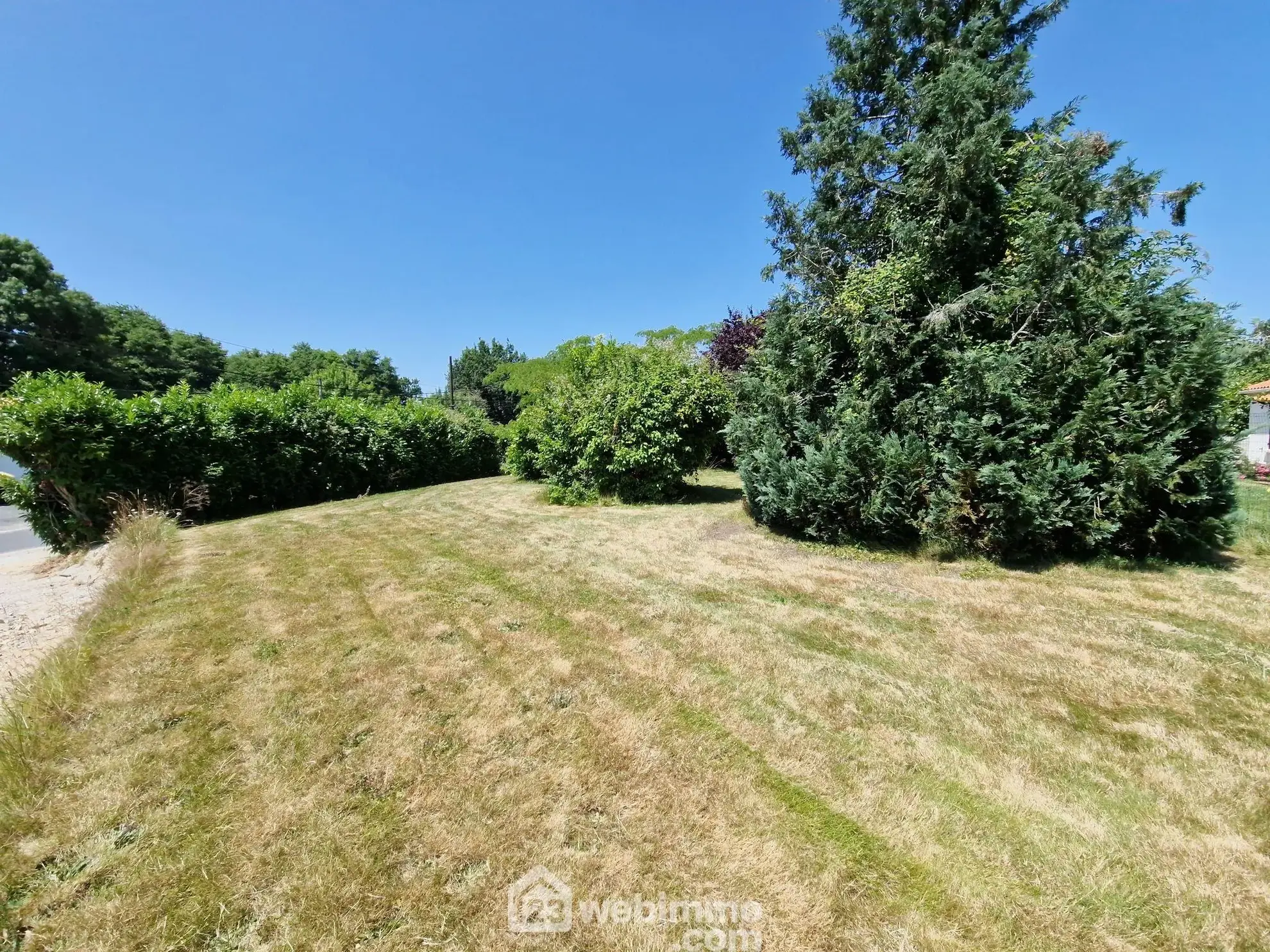 Terrain à bâtir de 583 m² à Beaulieu-Sous-la-Roche, proche école 