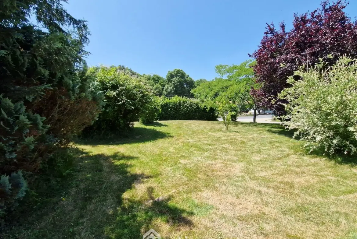 Terrain à bâtir de 583 m² à Beaulieu-Sous-la-Roche, proche école 