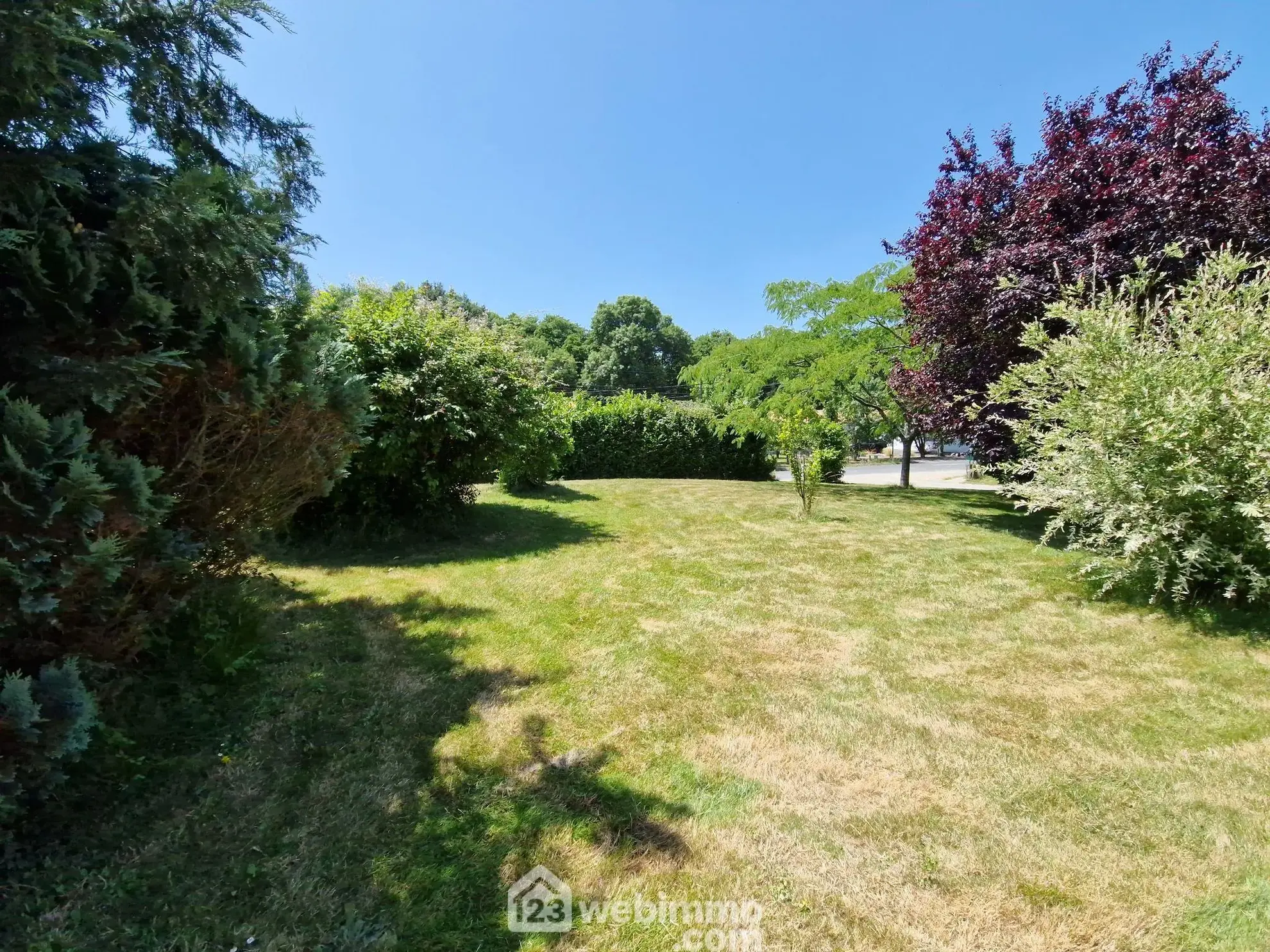 Terrain à bâtir de 583 m² à Beaulieu-Sous-la-Roche, proche école 