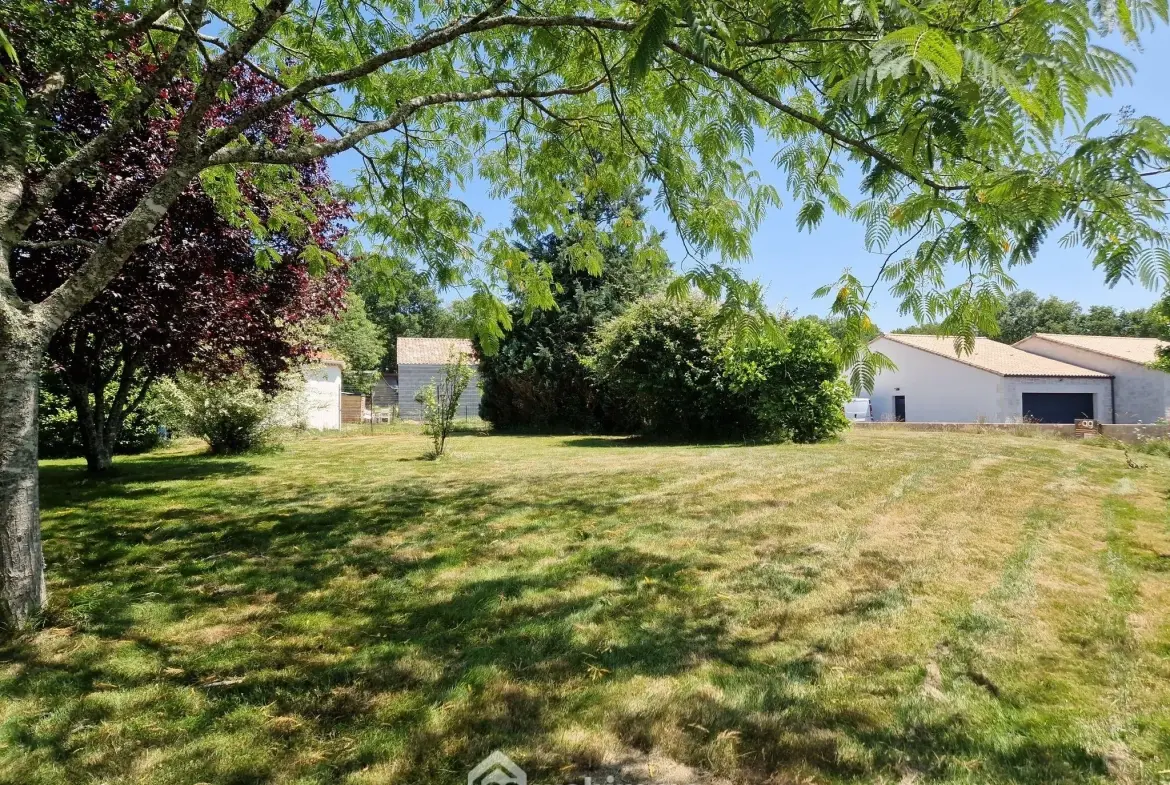 Terrain à bâtir de 583 m² à Beaulieu-Sous-la-Roche, proche école 